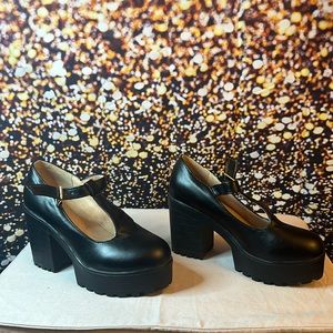 🖤Chunky platform Mary Jane heels size 7 for sale! Looks super cute with plaid